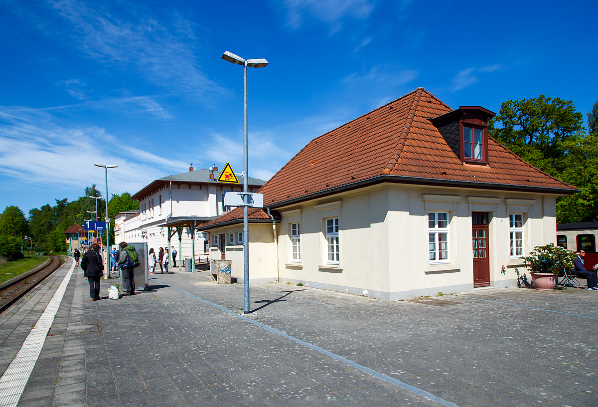 Bahnhof Bad Doberan am 15.05.2022, im Vordergrund das Geb�ude von der schmalspurigen Mecklenburgischen B�derbahn Molli (KBS 186), dahinter das Empfangsgeb�ude der normalspurigen DB Bahnstrecke Wismar–Rostock – Tessin (KBS 185). Ganz hinten am B� das Stellwerk Bad Doberan Fahrdienstleiter. 