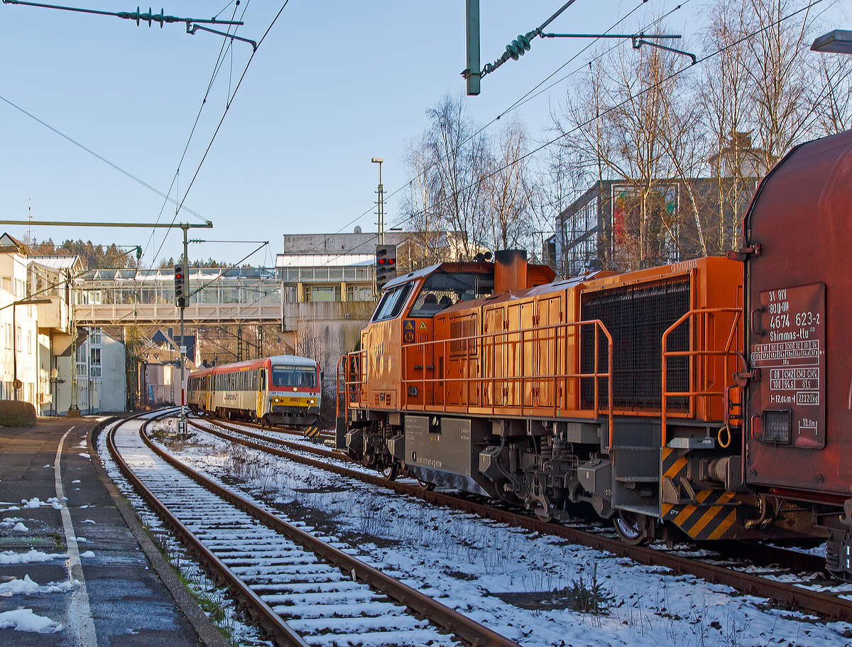 
Bahnhof Betzdorf/Sieg am 06.02.2015: 
Während auf Gleis 103 die Lok 46 (92 80 1277 807-4 D-KSW) der Kreisbahn Siegen-Wittgenstein mit ihrem Coil-Güterzug auf das freie Ausfahrtsignal nach Herdorf wartet, fährt auf Gleis 113 der Dieseltriebzug 928 677-4 / 628 677-7 der Westerwaldbahn (WEBA) als RB 97   Daadetalbahn  von  Daaden ein.
