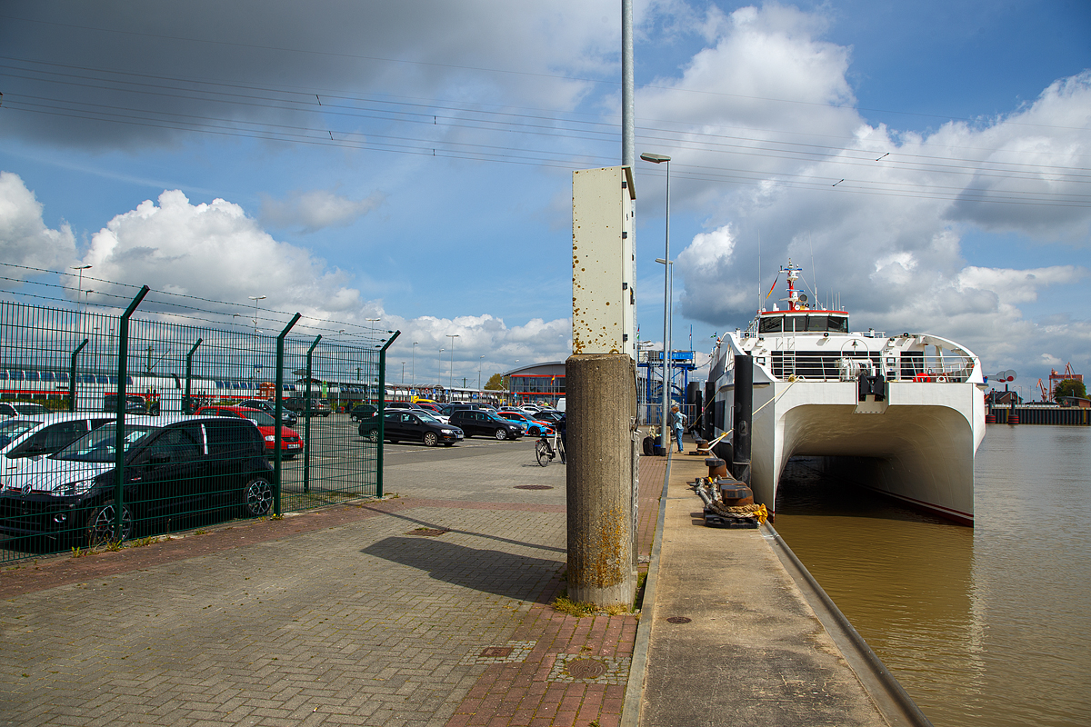 Bahnhof Emden Außenhafen / Emden Hafen Borkumkai am 01.05.2022, links ein IC 2 (Doppelstock-IC) im Bahnhof, recht der Katamaran „Nordlicht II“ der Reederei AG Ems, steht als Fähre nach Borkum bereit.

Der Bahnhof Emden Außenhafen ist ein Hafenbahnhof in der ostfriesischen Stadt Emden in Niedersachsen, es gibt so einen direkten Anschluss an die Fähre der AG Ems nach Borkum. Eine Reise zur ostfriesischen Nordseeinsel Borkum, mit den „normalen“ Fähren, kann man mit einem Bahnticket durchbuchen, aber nicht den Katamaran (Schnellfähre).

Der Katamaran, die Nordlicht II wurde unter der Baunummer 422 auf der zur Penguin-Werftgruppe in Singapur gehörenden Werft Kim Seah Shipyard Indonesia in Batam für die AG „Ems“ gebaut. Er wurde am 25. März 2021 mithilfe eines Krans zu Wasser gelassen. Die Nordlicht II kam im Herbst 2021 an Deck des SAL-Schwergutschiffs Paula in Emden an. 

Das Schiff wird von zwei Viertakt-Sechzehnzylinder-Dieselmotoren des Typs MAN 16V175D-MM mit jeweils 2.960 kW Leistung angetrieben. Die Motoren wirken auf zwei Hamilton-Wasserstrahlantriebe. Die Antriebsmotoren sind für den Betrieb mit synthetischen GtL-Kraftstoffen vorbereitet. Für die Stromerzeugung an Bord stehen zwei Caterpillar-Stromaggregate (Typ: C7.1) mit 175 bzw. 150 kW Leistung zur Verfügung.

Die Maschinenräume sind in den beiden Rümpfen des Katamarans untergebracht. Darauf sind drei Decks aufgesetzt. Auf den beiden unteren Decks befinden sich die Passagiereinrichtungen, darunter drei Salons mit Sitzgelegenheiten und gastronomischem Angebot. Weitere Sitzgelegenheiten befinden sich auf dem offenen Sonnendeck am Heck des Schiffes. An Bord ist Platz für 450 Passagiere. Neben den Passagiereinrichtungen befinden sich auf dem Hauptdeck im hinteren Bereich Einrichtungen für die Schiffsbesatzung. Auf dem obersten Deck befinden sich das Steuerhaus sowie weitere Einrichtungen für die Schiffsbesatzung, darunter auch die Messe.
	
