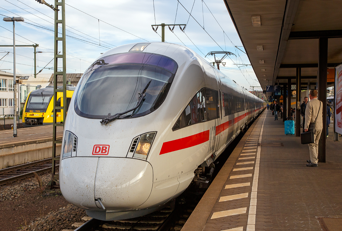 
Bahnhof Fulda am 05.10.2015 auf Gleis 7 fährt der ICE 1643 nach Dresden (Fankfurt/Main Flughafen Fernbf - Erfurt - Leipzig - Dreden) ein. Der ICE besteht aus dem fünfteiligen ICE T  - Tz 1524  Hansestadt Rostock  (415 024-9 / 415 524-8) gekuppelt mit dem siebenteiligen ICE-T - Tz 1158  Falkenberg/Elster   (411 058-1 / 411 558-0).