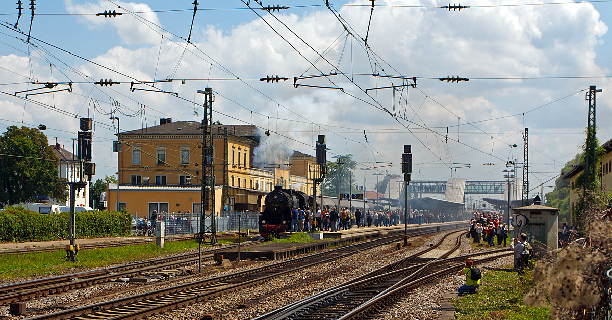 
Bahnhof Neustadt an der Weinstra�e am 31.05.2014 beim Dampfspektakel 2014, von Gleis 1 f�hrt gerade Dampflokomotive 52 4867 der HEF (Historische Eisenbahn Frankfurt e. V.) in Richtung Alsenz los.

Mir war das Gedr�nge auf den Bahnsteigen im Bahnhof Neustadt an der Weinstra�e einfach zu viel.  So ging ich erst einmal ins Eisenbahnmuseum Neustadt/Weinstra�e (Pfalzbahn - Museum), von hieraus konnte ich diese Aufnahme machen. 