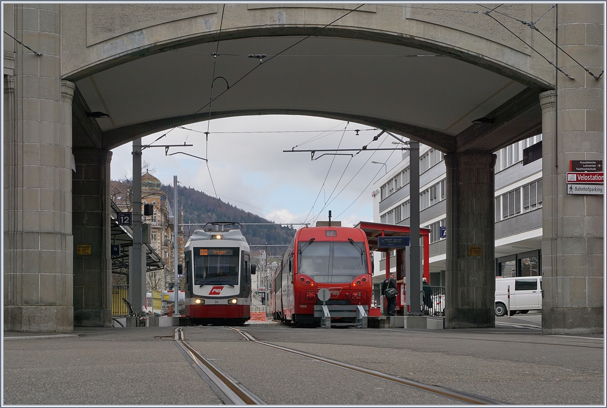 Bahnhof St.Gallen kurz vor dem Umbau der  Durchmesserlinie  mit einem Trognerbahnzug links im Bild und einen Regionalzug nach Appenzell rechts im Bild. 

17. März 2018