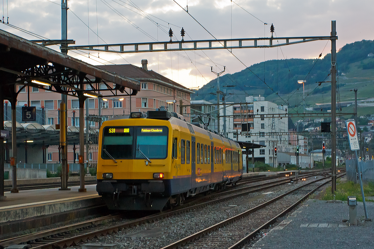 
Bahnhof Vevey am 26.05.2012 um 21:11 Uhr, so langsam wird es dunkel, wie auch für den  Train des Vignes  in dieser Zugskomposition und Lackierung düster wird. 

SBB RBDe 560 131-5 mit Steuerwagen Bt 50 85 29-35 931-9 als Train des Vignes  (S31) fährt aus dem Bahnhof Vevey in Richtung Puidoux-Chexbres los.