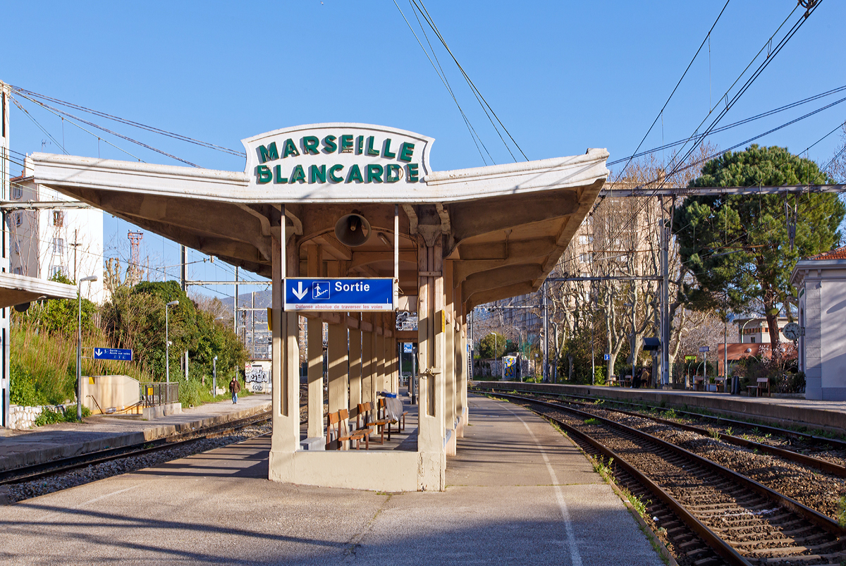 
Bahnhofsambiente und -impressionen im Bahnhof Marseille-Blancarde am 26.03.2015, am Mittelbahnsteig 1 und 2a (Voie 1 / 2 bis).