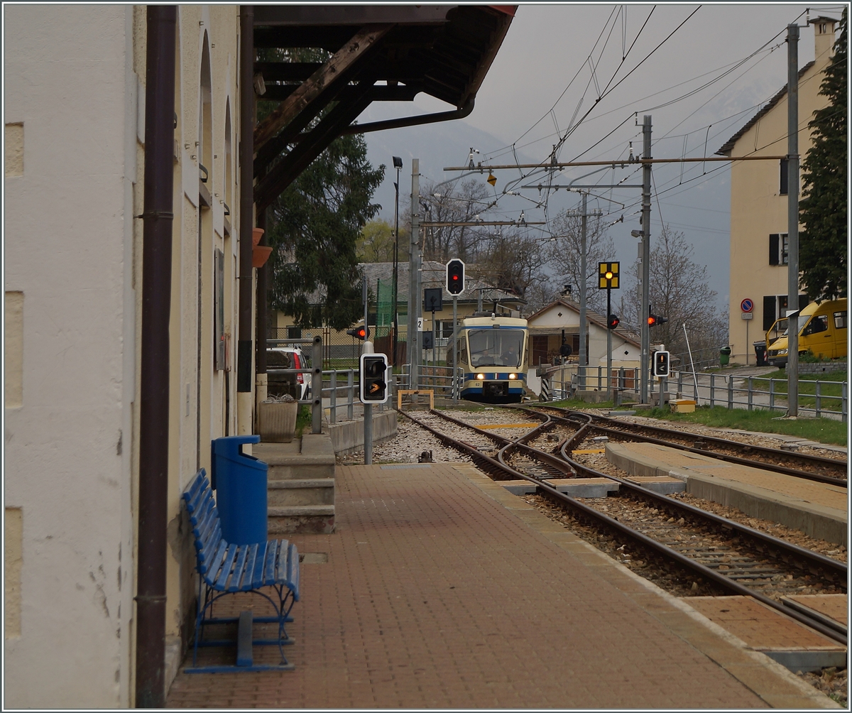 Bahnhofsambiete in der kleinen, sehr gepflegten Station Trontano. 
3. April 2014