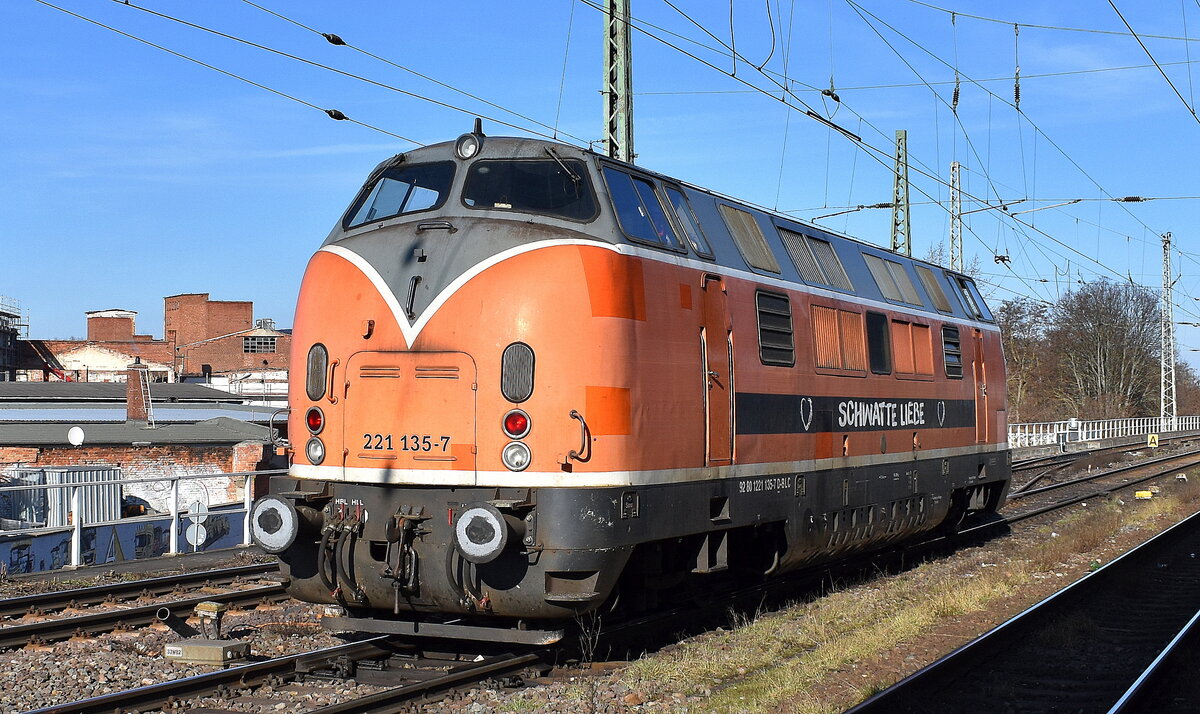Bahnlogistik24 GmbH, Dresden mit ihrer  221 135-7 , Name:  SCHWATTE LIEBE  (NR:  92 80 1221 135-7 D-BLC ) am 25.02.26 Durchfahrt Bahnhof Magdeburg-Neustadt.