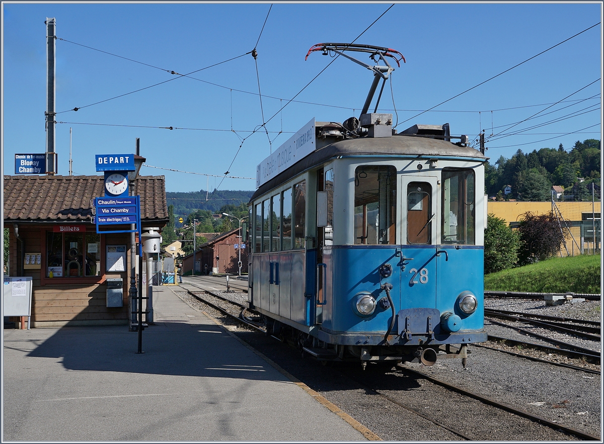 Bald ist es 10:10 und der erste Zug der 52. Saison der Blonay - Chamby Bahn wird Blonay verlassen; im Bild ein Dienstzug der Personal und Gegenst�nde (z.B. Fahrkarten) f�r die Betriebsaufnahme nach Blonay brachte.

13. Juni 2020
