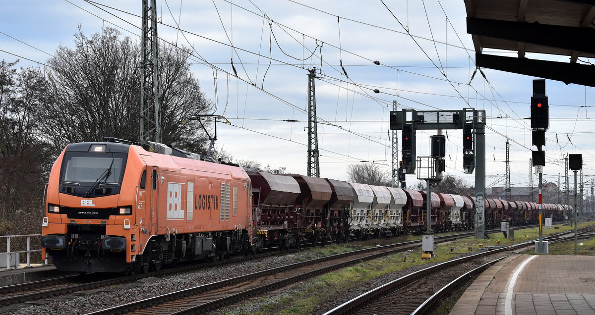BBL Logistik GmbH, Hannover [D] mit der geleasten RLP Eurodual Lok   159 230-2 [NVR-Nummer: 90 80 2159 230-2 D-ELP]  und einem Schotterzug am 03.12.25 Höhe Bahnhof Magdeburg Neustadt.