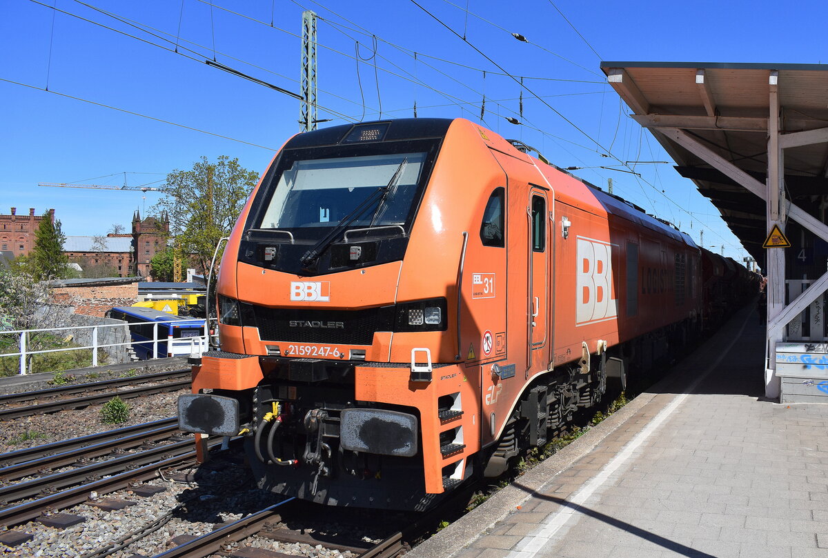 BBL Logistik GmbH, Hannover [D] mit der geleasten ELP Eurodual Lok  BBL 31 / 2159 247-6 , Name:  Hersbruck  [NVR-Nummer: 90 80 2159 247-6 D-ELP] und einem Schotterzug am 28.04.26 Durchfahrt Bahnhof Magdeburg Neustadt.