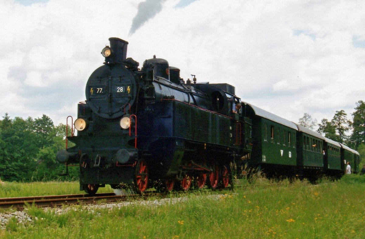 BB� 77.28 macht ein Fotohalt bei Timelkam am 27 Mai 2012.