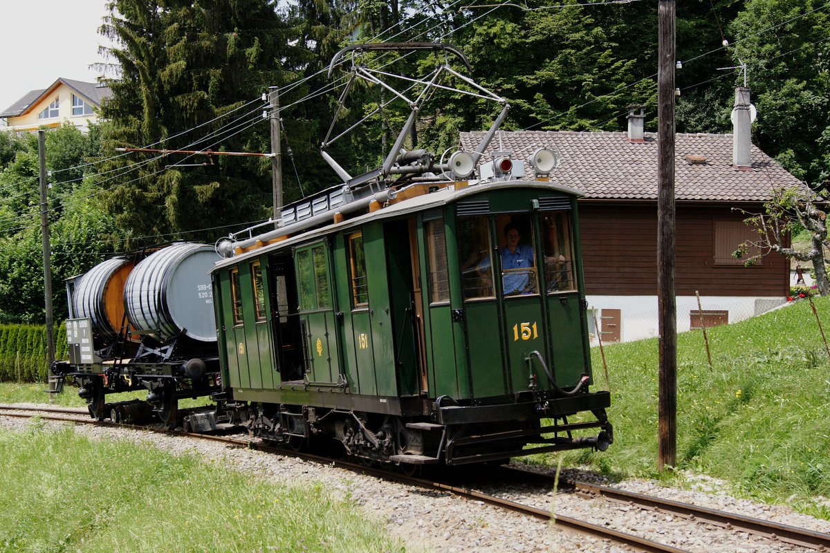 BC: Rollbockverkehr auf der Museumsbahn Blonay Chamby.
In der Schweiz transportieren nur noch ASm, TPF, TRAVYS (YStC) sowie die MBC (BAM) Normalspur G�terwagen auf Rollb�cken. Eine Ausnahme bildet die CJ mit dem Rollschemel Bbetrieb.
Am 3. Juli 2010 verkehrte zur Abwechslung ein Rollbockzug bestehend aus dem BC Fe 4/4 151, ehemals CGTE sowie dem ehemaligen SBB-CFF  Weintransportwagen  520 267 auf der 2,95 Kilometer langen Museumsstrecke Blonay Chamby. Die seltene Komposition wurde auf der Fahrt nach Chamby bei Chantemerle verewigt.
Foto: Walter Ruetsch 
   