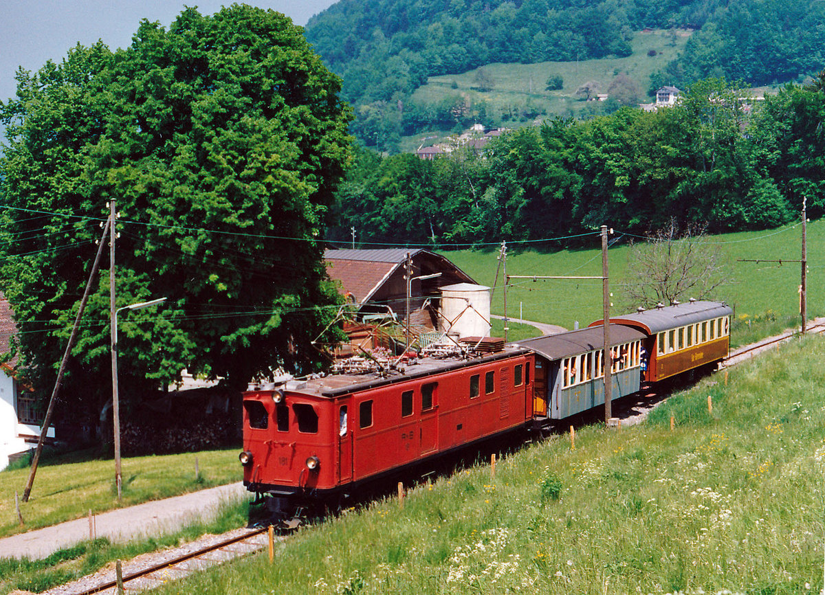 BC: Schweizer Dampf-Festival 2016. Infolge der unsicheren Wetterprognosen habe ich diesen alljährlichen wiederkehrenden Grossanlass am Genfersee zu Hause anhand von Archivbildern aus Vorjahren erlebt. Personenzug mit der Ge 4/4 181 ehemals RhB_Berninabahn bei Cornaux im Mai 1986.
Foto: Walter Ruetsch 