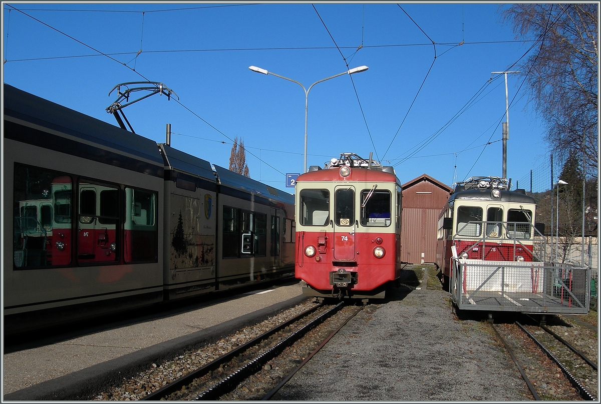 BDeh 2/4 74 und 75 und ihre Spiegelbilder im GTW 2/6 in Blonay. 
13. Jan. 2015 