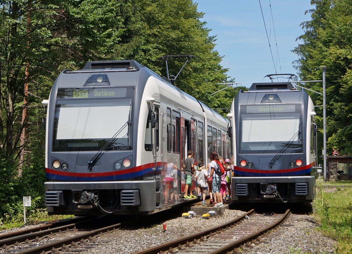 BDWM/DVZO/DBB: Ueber das Wochenende vom 26. bis 28. Juni 2015 verabschiedete sich die BDWM nach 140 Jahren vom Anschluss an das Europ�ische Normalspurnetz, weil durch die Aufhebung des G�terverkehrs auf normaler und schmaler Spur das Dreischienengeleise zwischen Wohlen und Bremgarten West nutzlos geworden ist. Mit dem WESCHTF�SCHT und vielen Sonderfahrten nahmen Sch�ler und eine grosse Anzahl Festbesucher Abschied vom Dreischienengeleise auf diesem reizenden Streckenabschnitt. Sehr seltene Zugskreuzung mit zwei ABe 4/8 Doppeltraktionen  DIAMANT  auf der Station Erdmannlistein am 26. Juni 2015.
Foto: Walter Ruetsch   