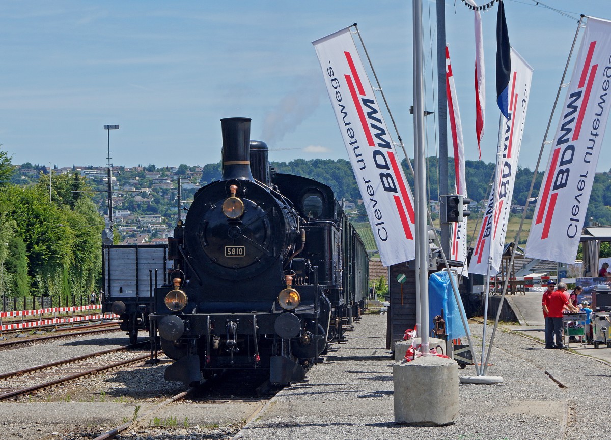 BDWM/DVZO/DBB: Ueber das Wochenende vom 26. bis 28. Juni 2015 verabschiedete sich die BDWM nach 140 Jahren vom Anschluss an das Europ�ische Normalspurnetz, weil durch die Aufhebung des G�terverkehrs auf normaler und schmaler Spur das Dreischienengeleise zwischen Wohlen und Bremgarten West nutzlos geworden ist. Mit dem WESCHTF�SCHT und vielen Sonderfahrten nahmen Sch�ler und eine grosse Anzahl Festbesucher Abschied vom Dreischienengeleise auf diesem reizenden Streckenabschnitt. DVZO-Dampfzug mit der DBB Eb 3/5 5810 in Bremgarten West am 26. Juni 2015.
Foto: Walter Ruetsch  