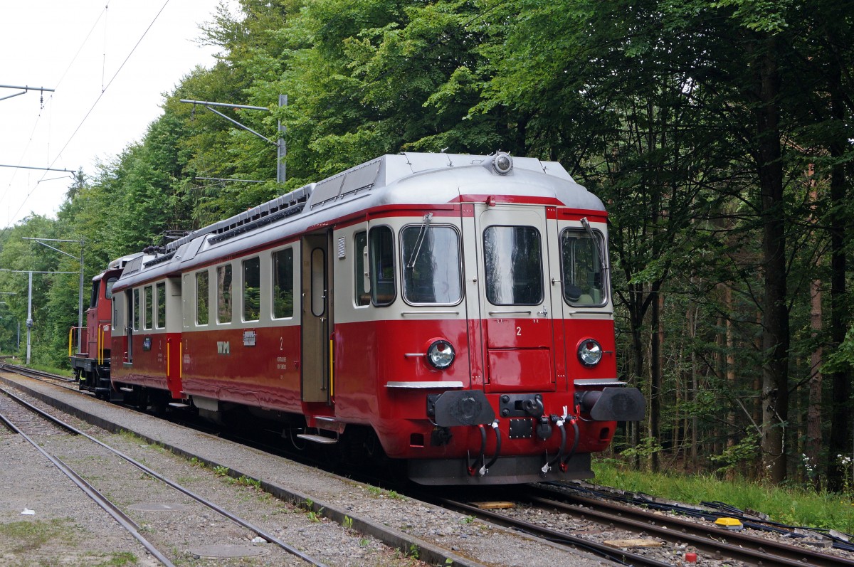 BDWM/DVZO/DBB/DSF: Ueber das Wochenende vom 26. bis 28. Juni 2015 verabschiedete sich die BDWM nach 140 Jahren vom Anschluss an das Europäische Normalspurnetz, weil durch die Aufhebung des Güterverkehrs auf normaler und schmaler Spur das Dreischienengeleise zwischen Wohlen und Bremgarten West nutzlos geworden ist. Mit dem WESCHTFÄSCHT und vielen Sonderfahrten nahmen Schüler und eine grosse Anzahl Festbesucher Abschied vom Dreischienengeleise auf diesem reizenden Streckenabschnitt. DSF Normalspur-Sonderzug bestehend aus dem BDe 4/4 2, ehemals WM und der Em 3/3 18822, ehemals SBB auf der Kreuzungsstation Ermannlistein am 27. Juni 2015.
Foto: Walter Ruetsch  