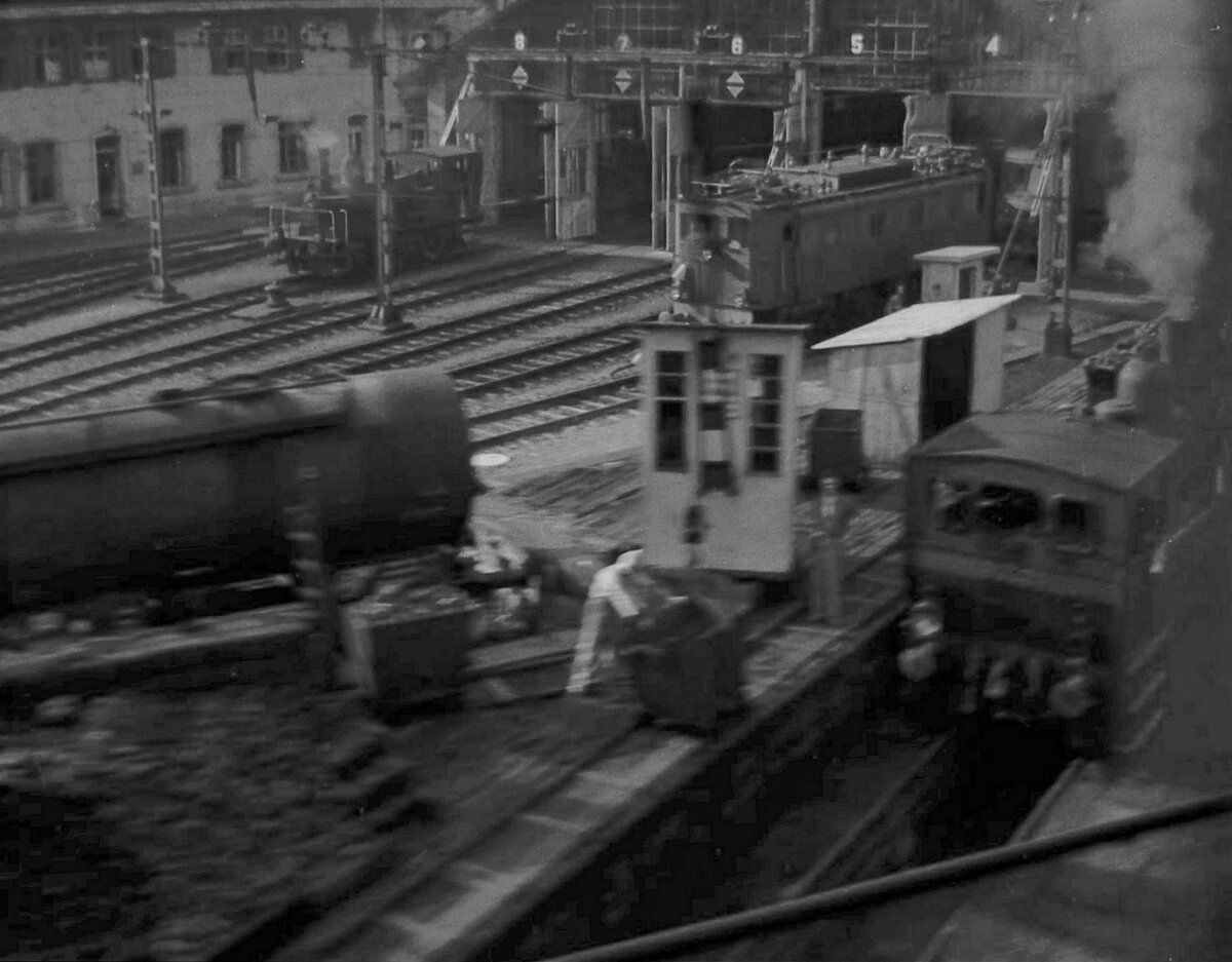 Be3/5: Als ich im Jahre 1963 mit der Brünigbahn über das Depot Luzern hinweg fuhr, stand da die Versuchslok Be 3/5 12201 von 1919 (Abbruch 1973), wahrscheinlich als Heizlok. Diese Lok mit der Achsfolge 1'C1' und der durch Stangen verbundenen mittleren 3 Triebachsen ähnelt sehr der Ae3/6 II (und keinesfalls der Ae 3/5!). Unglücklicherweise verunstaltet in meinem Bild gerade ein Mast ihre Frontseite. Rangiert wird noch grösstenteils mit Dampf, und ganz hinten im Depot erkennt man schwach den RAe4/8 1023. Vielleicht stimuliert das Bild jemand, eine bessere Aufnahme der 12201 zu finden.  