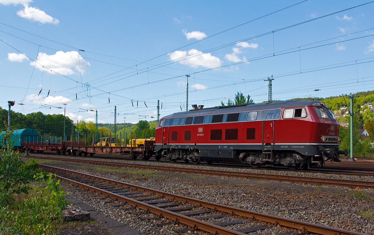 Bedingt durch Defekts und Hauptuntersuchungen an den eigenen MaK On Rail DH 1004 Loks der WEBA hat die Westerwaldbahn zurzeit die sch�ne altrote 215 086-0 (alias 225 086-8) von der RE - Rheinische Eisenbahn angemietet. 

Hier kommt die V 163 am 16.05.2014 gerade mit ihrem �bergabezug in Betzdorf/Sieg an.

Die V 163 wurde 1971 bei MaK unter der Fabriknummer 2000091 und an die DB ausgeliefert, 2001 ging sie an die DB Cargo AG und wurde in 225 086-8 umbezeichnet, ob sie die Dampfheizung behaten hat kann ich nicht genau sagen. Mit der Ausmusterung bei der nunmehrigen DB Schenker Rail Deutschland AG im Jahr 2011 erfolgte auch der Verkauf an die RE - Rheinische Eisenbahn, hier wurde sie wieder in den Auslieferzustand zur�ckversetzt und tr�gt nun wieder die Bezeichnung 215 086-0 ist aber weiter einer 225er (NVR-Nummer 92 80 1225 086-8 D-EVG).

Sie ist f�r Steilstrecken zugelassen.