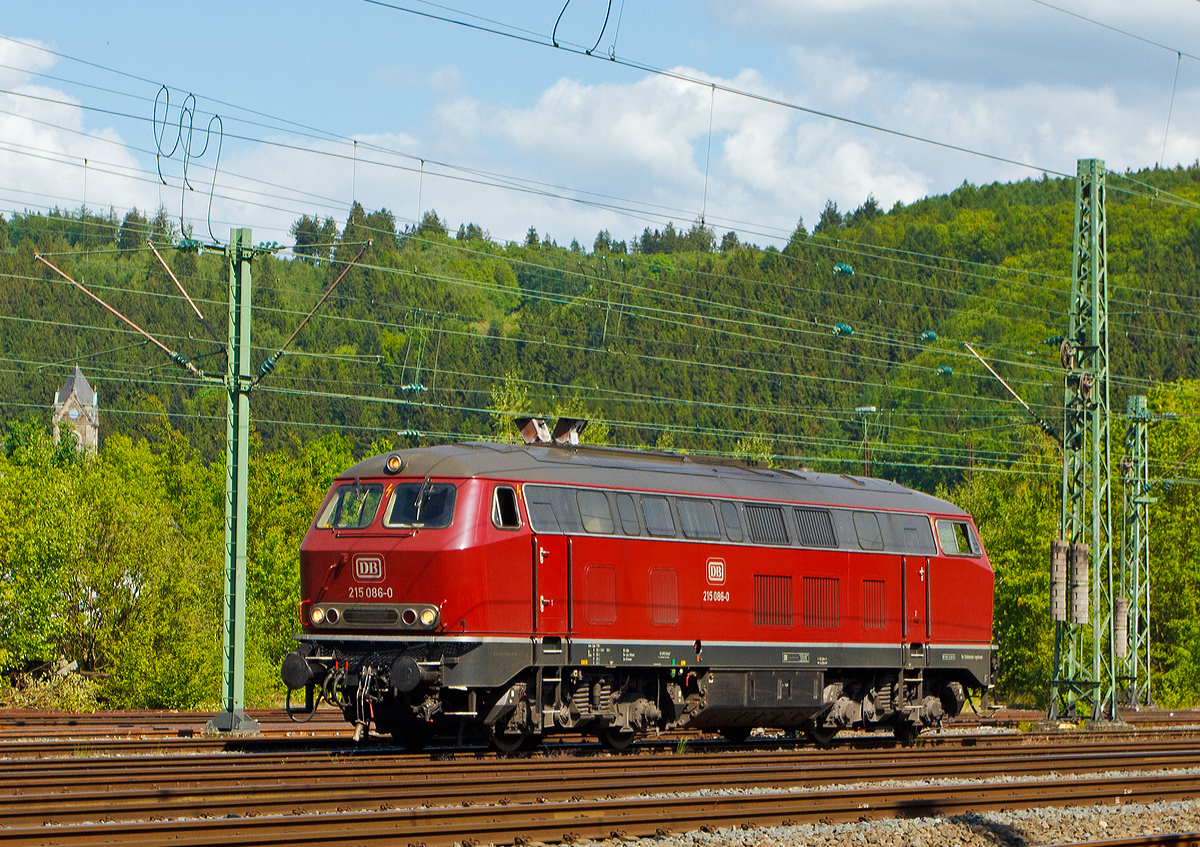 Bedingt durch Defekts und Hauptuntersuchungen an den eigenen MaK On Rail DH 1004 Loks der WEBA hat die Westerwaldbahn zurzeit die sch�ne altrote 215 086-0 (eigentlich 225 086-8) von der RE - Rheinische Eisenbahn angemietet. 

Hier f�hrt die V 163 am 16.05.2014 nach getaner Arbeit von Betzdorf/Sieg zur�ck zum Betriebshof der Westerwaldbahn GmbH auf der Bindweide, sie hatte einen �bergabezug nach Betzdorf/Sieg gebracht, 

Die V 163 wurde 1971 bei MaK unter der Fabriknummer 2000091 und an die DB ausgeliefert, 2001 ging sie an die DB Cargo AG und wurde in 225 086-8 umbezeichnet, ob sie die Dampfheizung behaten hat kann ich nicht genau sagen. Mit der Ausmusterung bei der nunmehrigen DB Schenker Rail Deutschland AG im Jahr 2011 erfolgte auch der Verkauf an die RE - Rheinische Eisenbahn, hier wurde sie wieder in den Auslieferzustand zur�ckversetzt und tr�gt nun wieder die Bezeichnung 215 086-0 ist aber weiter einer 225er (NVR-Nummer 92 80 1225 086-8 D-EVG).