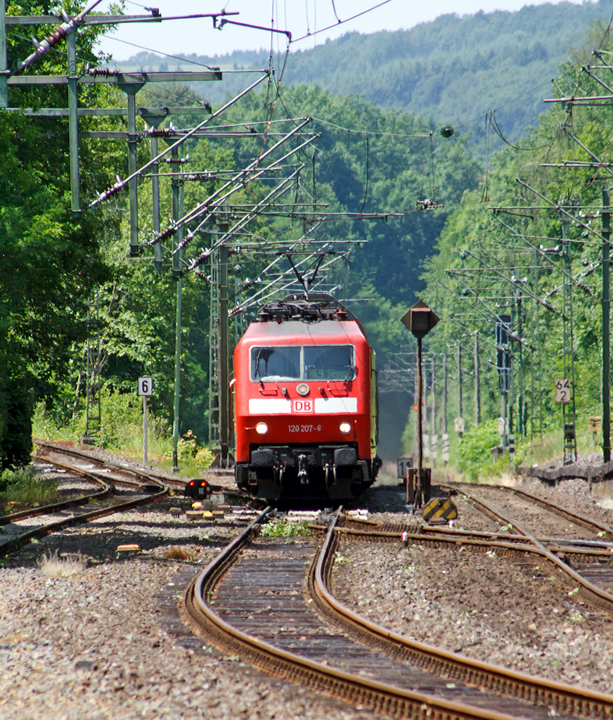 
Bedingt durch die Unwettereinflüsse am Rhein kommt sie etwas verspätet....
Die 120 207-6 (ex 120 136-7) der DB Regio mit 6 DoSto´s als RE 9 - Rhein Sieg Express (RSX) Aachen - Köln - Siegen  am 10.06.2014 kurz vor der Einfahrt im den Bahnhof Au(Sieg). 

Rechts die zweigleisige Strecke ist die Siegstrecke (KBS 460), nach links geht die Oberwesterwaldbahn (KBS 461) von Au nach Altenkirchen hinauf.