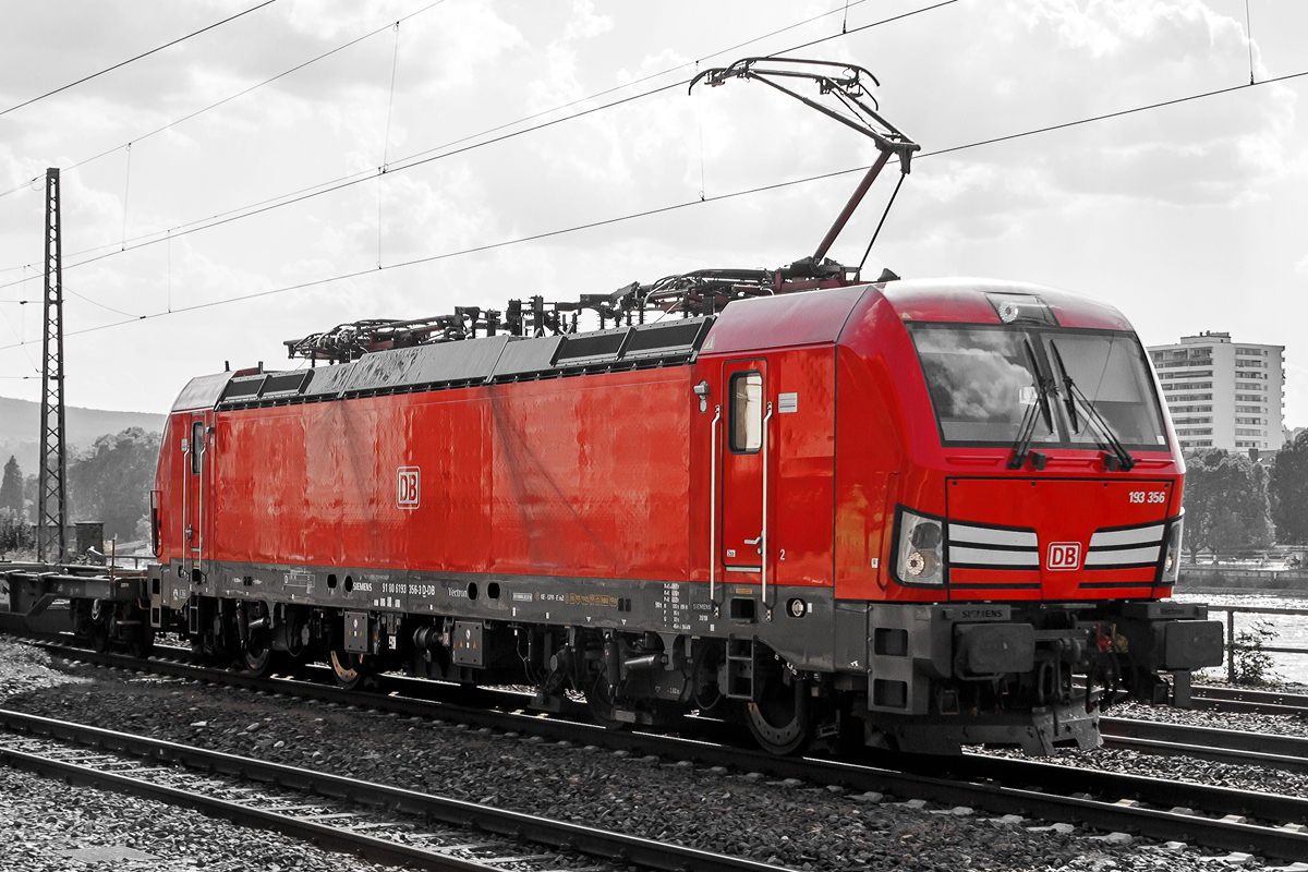 
Bedingt durchs Gegenlicht habe ich eine etwas andere Bildbearbeitung gewagt....
Die 193 356 (91 80 6193 356-3 D-DB) der DB Cargo AG fährt am 31.08.2019 mit einem KLV-Zug durch Koblenz-Ehrenbreitstein in Richtung Norden.

Die Vectron MS wurde 2018 von Siemens Mobilitiy in München-Allach unter der Fabriknummer 22479 gebaut. Die Lok mit einer Leistung von 6,4 MW (Hg 200 km/h) ist für die Schweiz, Deutschland, Österreich, Italien und die Niederlande  zugelassen und ist mit ETCS ausgerüstet. 

