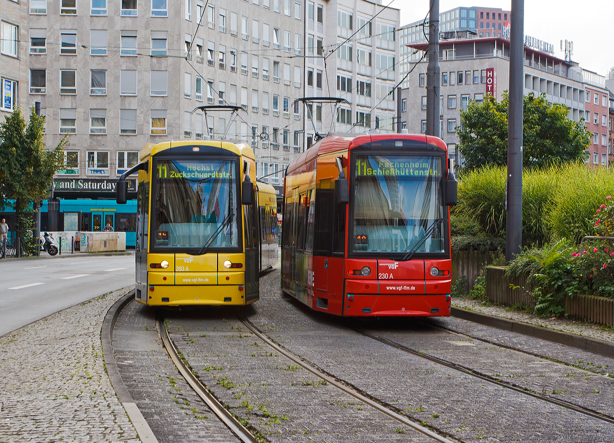 Begegnung zweier S-Wagen (Bombardier Flexity Classic NGT8) der Verkehrsgesellschaft Frankfurt am Main mbH (VGF) als Linie 11 am Hauptbahnhof Frankfurt am Main am 27.08.2014, hier die Wagen VGF 230 und VGF 260. 

Der S-Wagen, Baureihenbezeichnung der Stra�enbahnen der VGF erfolgen intern mit Buchstaben, ist ein Fahrzeug mit modernster Technik, die gr��tm�glichen Fahrgastkomfort bietet. Durch die ein Meter drei�ig breiten T�ren ist ein bequemer Fahrgastwechsel m�glich, der auch Rollstuhlfahrer und Eltern mit Kinderwagen mobil macht. Die Triebwagen besitzen jeweils an der ersten T�r in Fahrtrichtung eine mechanisch ausklappbare Rampe f�r Rollstuhlfahrer. Halteschlaufen sorgen f�r Halt im Fahrgastraum, taktile gelbe Haltestangen erm�glichen sehbehinderten eine sichere Erkennung der Ausstiege. Die Klimaanlage sorgt f�r angenehme Reisetemperaturen.

Diese Wagen wurden von Bombardier Transportation gebaut, der mechanische Teil im Werk Bautzen, die elektrische Ausr�stung vom Werk Mannheim.