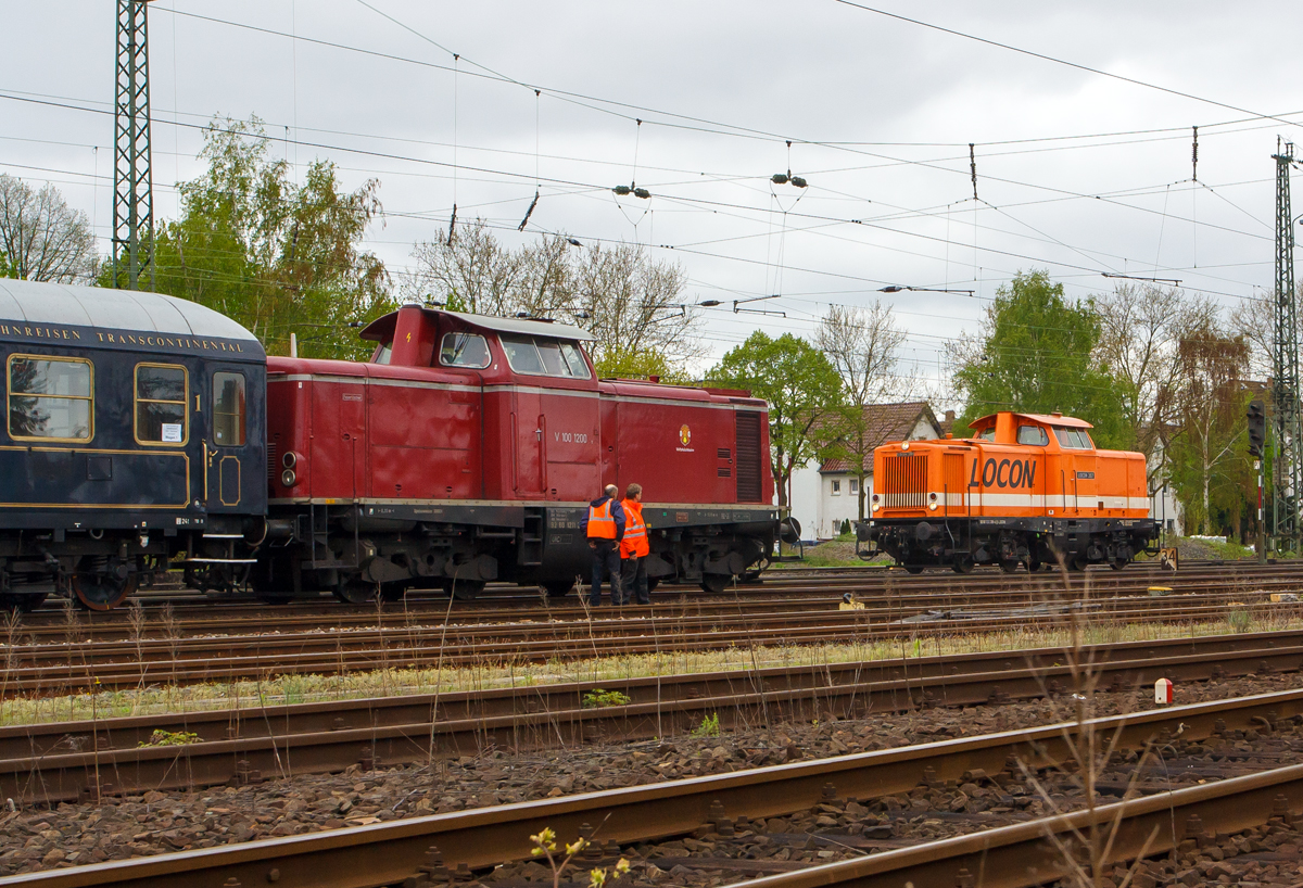 
Begegnung zweier ungleicher V 100....
Wir sind derweil (am 28.04.2014) im Eisenbahnmuseum Darmstadt-Kranichstein, von woraus ich die Aufnahme machen konnte. Die V 100 1200 (ex DB 211 200-1) der DGEG ist mit unserem Sonderzug am 28.04.2013 in Darmstadt-Kranichstein abgestellt, da f�hrt die leistungsst�rkere Schwester der V 100.10, ein V 100.20, die LOCON 207 (92 80 1212 358-6 D-LOCON)  der  LOCON LOGISTIK & CONSULTING AG, ex DB V 100 2358, ex 212 358-6, als Lokzug vorbei.

Die V 100 1200  eine V 100.10 (BR 211) wurde 1962 von Henschel unter der Fabriknummer 30549 gebaut, 1968 erfolgte die Umbezeichnung in DB 211 200-1, 1995 die Ausmusterung bei der DB. An die DGEG (Deutsche Gesellschaft f�r Eisenbahngeschichte e. V) wurde sie 1997 verkauft. Eingestellt ist sie von der Deutsche Museums-Eisenbahn GmbH in Darmstadt und hat die NVR-Nummer 92 80 1211 200-1 D-DME.

Die LOCON 207 eine V 100.20 wurde 1965 von Deutz unter der Fabriknummer  57758 gebaut und als V 100 2358 an die Deutsche Bundesbahn geliefert, 1968 erfolgte die Umbezeichnung in DB 212 358-6 bis sie am 21.10.2004 z-gestellt wurde und am 08.02.2005 erfolgte dann die Ausmusterung. �ber ALS - ALSTOM Lokomotiven Service GmbH in Stendal kam sie dann 2011 zur LOCON.

Die BR 211 (V 100.10)
Die V100.10  (BR 211) haben eine12-Zylinder-Viertakt-Dieselmotor  mit etwas geringerer Leistung gegen�ber der V 100.20. Da die V 100.10 (BR 211) f�r den leichten Reise- und G�terzugdienst auf Nebenstrecken vorgesehen war. Bei den V 100.10 kam �berwiegend der Maybach MD 650 1B und der Daimler-Benz MB 820 Bb zum Einsatz, seltener war der MAN L 12 V 18/21 zu finden, die Nennleistung lag bei 809 kW (1100 PS).

Die BR 212 (V100.20):
Bei den V 100.20 (BR 212) ist die leistungsst�rkere Variante der V 100. Sie war im Gegensatz zur im Nebenbahndienst eingesetzten V 100.10 auch f�r den Haupt- und Steilstreckendienst vorgesehen. In ihr wurden fast ausschlie�lich der Daimler-Benz 12-Zylinder-Viertakt-Dieselmotor  MB 835 Ab (MB 12 V 652 TA/TZ) verbaut. Dieser  hatte eine Nennleistung von 1.030 kW (1.400 PS). Da sich bei der gesteigerten Motorleistung eine vergr��erte K�hlanlage als zweckm��ig erwies, wurden der vordere Vorbau und das Rahmendeckblech der Loks ab Nummer 022 um 20 cm verl�ngert. Der Rahmen selbst blieb unver�ndert, aber der vordere Puffertr�ger wurde ebenfalls entsprechend verl�ngert. Erkennbar ist die gr��ere K�hlanlage an den senkrechten Lamellen gegen�ber den waagerechten der anderen Loks. 

Wie in der Baureihe 211 kommt ein Getriebe des Grundtyps Voith L 216 rs zum Einsatz. Allerdings musste die Getriebe�bersetzung etwas ver�ndert werden, damit die h�here Motorleistung �bertragen werden konnte. Weitere geringe Unterschiede zur 211 bestehen im elektrischen Teil der Lokomotiven.