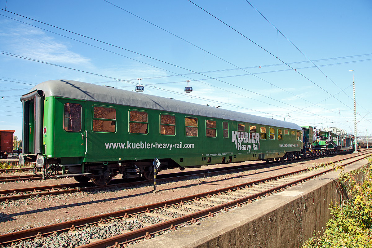 
Begleitwagen für Schwertransporte der Kübler Spedition D-ELBA 56 80 89-40 305-5  WGSmk 855 (eingestellt über ELBA Logistik), abgestellt mit 24-achsigem Tragschnabelwagen beim Bahnhof Koblenz-Ehrenbreitstein.

TECHNISCHE DATEN:
Länge über Puffer: 26.400 mm
Wagenkastenlänge: 26.100 mm
Drehzapfenabstand: 19.000 mm
Achsstand im Drehgestell: 2.500 mm
Leergewicht: 43 t
Höchstgeschwindigkeit: 140 km/h
