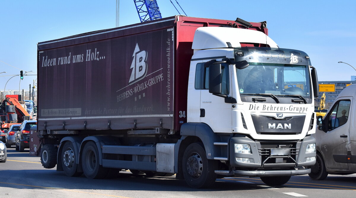 Behrens-Wöhlk GmbH & Co. KG (Holzhandel) mit einem MAN TGS 26.430 Transport-LKW mit Heckstapler am 03.03.25 Berlin Marzahn.