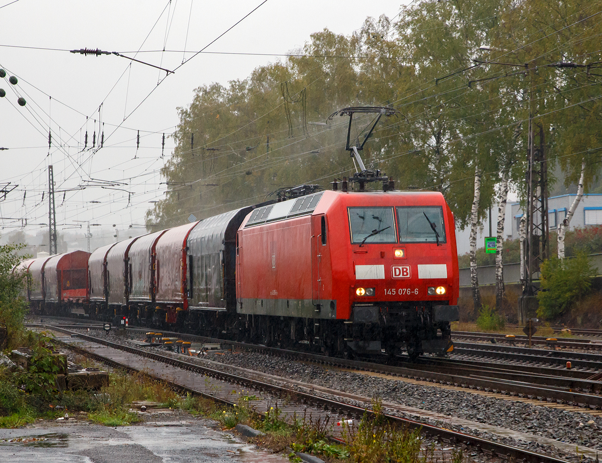 
Bei bestem Regenwetter.....
Die 145 076-6  (91 80 6145 076-6 D-DB) der der DB Cargo Deutschland AG fährt am 04.10.2019 mit einem gemischten Güterzug durch Kreuztal in Richtung Süden.

Die TRAXX F140 AC wurde 2000 von ADtranz (ABB Daimler-Benz Transportation GmbH) in Kassel unter der Fabriknummer 33822 gebaut.
