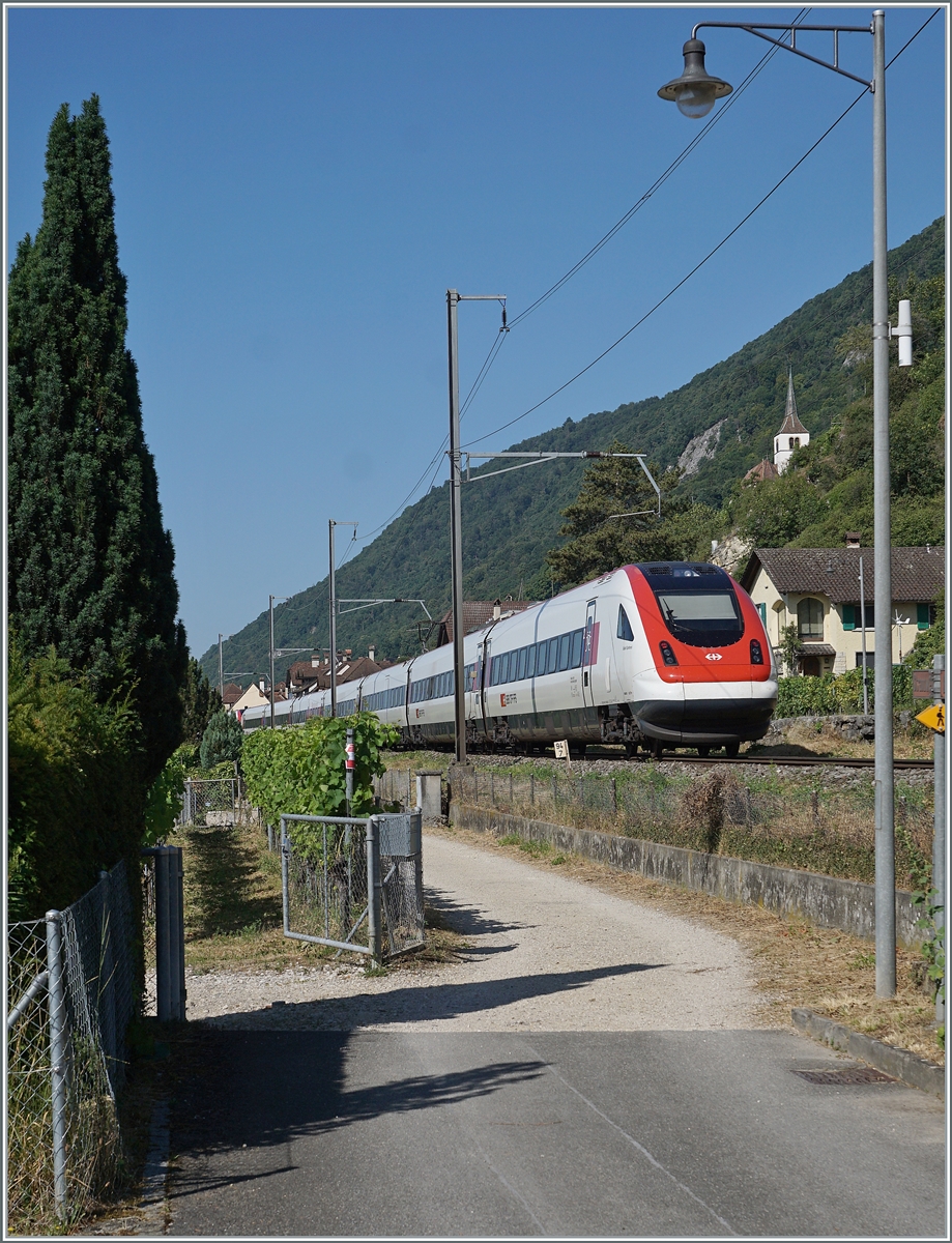Bei Bipschal (LiIgerz) ist ein SBB RABDe 500 auf dem Weg nach Luasanne und befährt den letzten noch vorhanden, kurzen Einspurabschnitt der Strecken Biel/Bienen - Lausanne. 

11. Juni 2025
