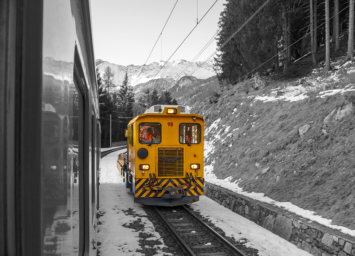 Bei Cadera �berholt unser Reionalzug nach St. Moritz am 20.02.2017 den von Windhoff gebauten RhB Tm 2/2 98.