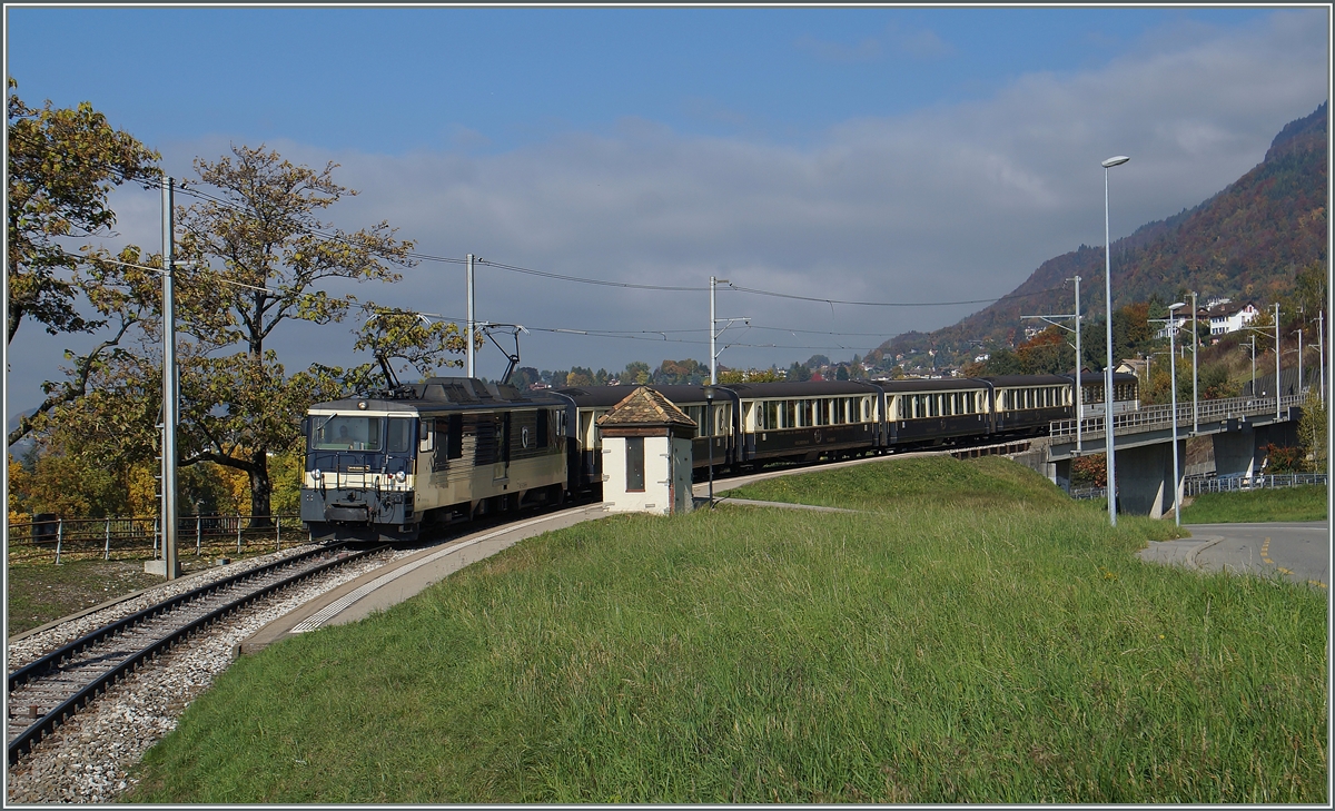 Bei Châtelard VD führt die MOB GDe 4/4  Interlaken  ihren Goldenpass Classic Express Richtung Montreux.
23.10.2015