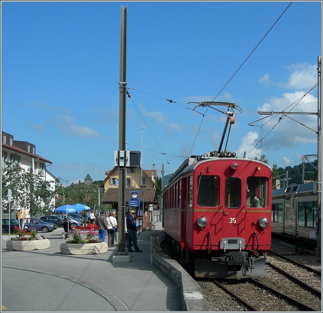 Bei diesem Bild zeigt sich wie relativ schmal der RhB ABe 4/4 N� 35 gebaut wurde. 
Blonay, den 29. Mai 2014