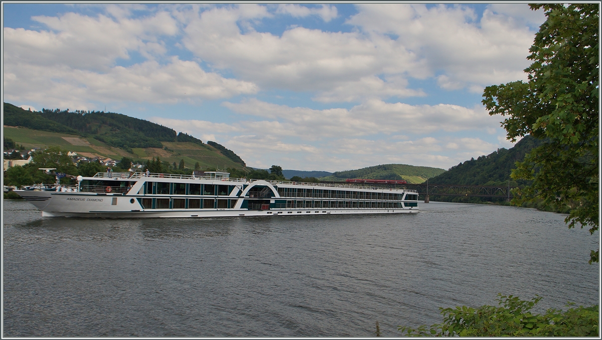 Bei diesem vermeindlichen Schiffsbild versteckt sich im Hintergrund ein Zug: Ein Hamster fährt über die zurecht bekannte Mosel-Brücke bei Bullay. 
21. Juni 2014