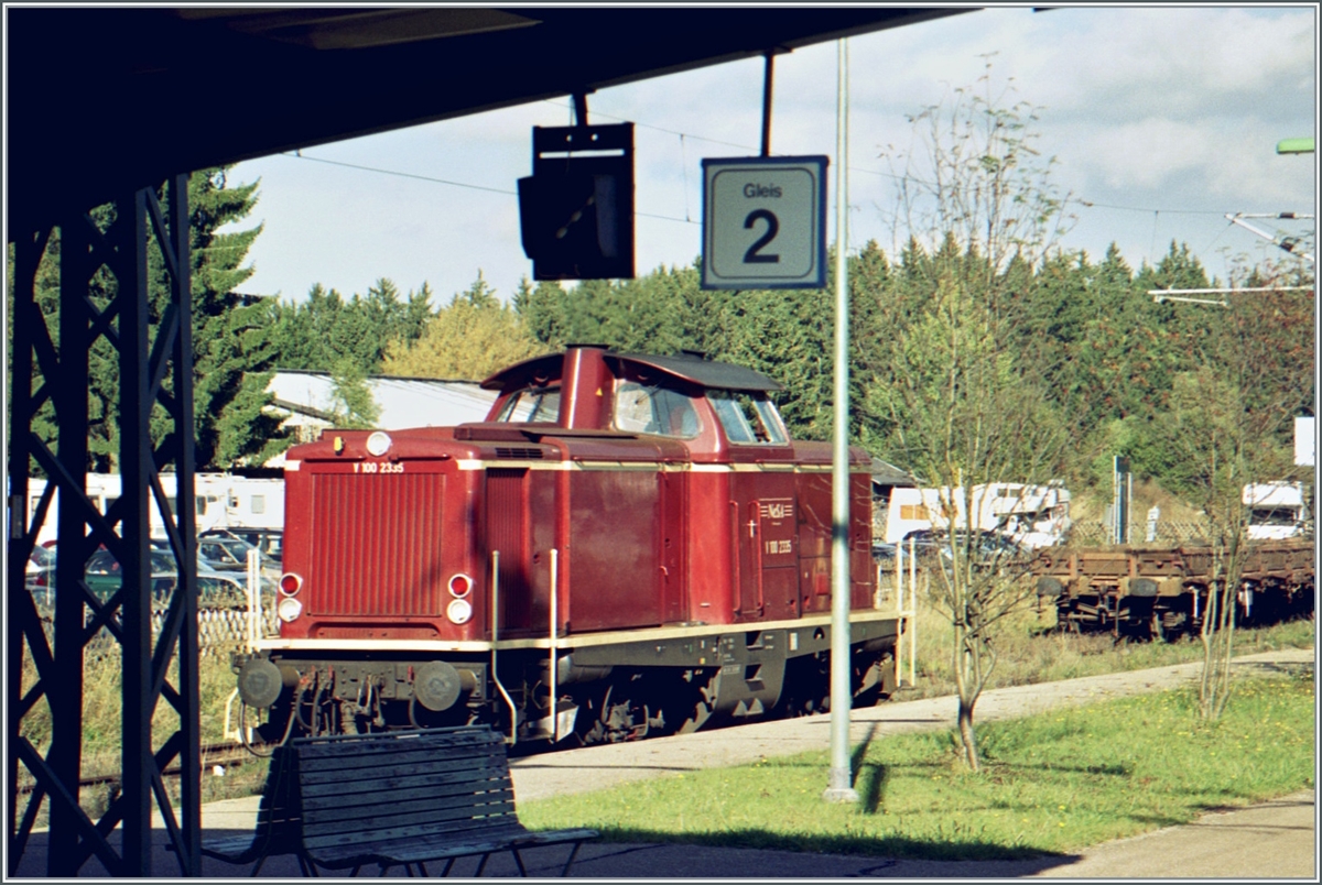 Bei den drei noch folgenden Bilder war die Fahrt mit dem  Kleber Express leider schon (vorzeitig)  zu Ende: Infolge Bauarbeiten auf der Schwarzwaldbahn wurde ein Teilstück im SVE betreiben. In Hinterzarten entstand dabei dies Bild der NESA V 100 2335. 

Analogbild vom 11. Oktober 2001