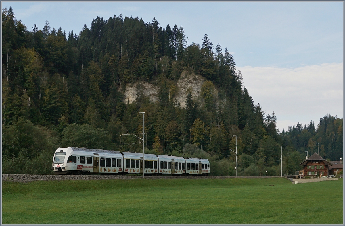 Bei Dürrenbach ist der BLS  Lötschberger  RABe 535 134  Kambly auf der Fahrt nach Luzern und hat vor wenigen Minuten Trubschachen verlassen. 
Während die weitere Umgebung zum Emmental gehört, ist der Talboden nördlich der Ilfis und somit auch das Trasse der Bahn noch Bestandteil des Entlebuchs.

1. Oktober 2020