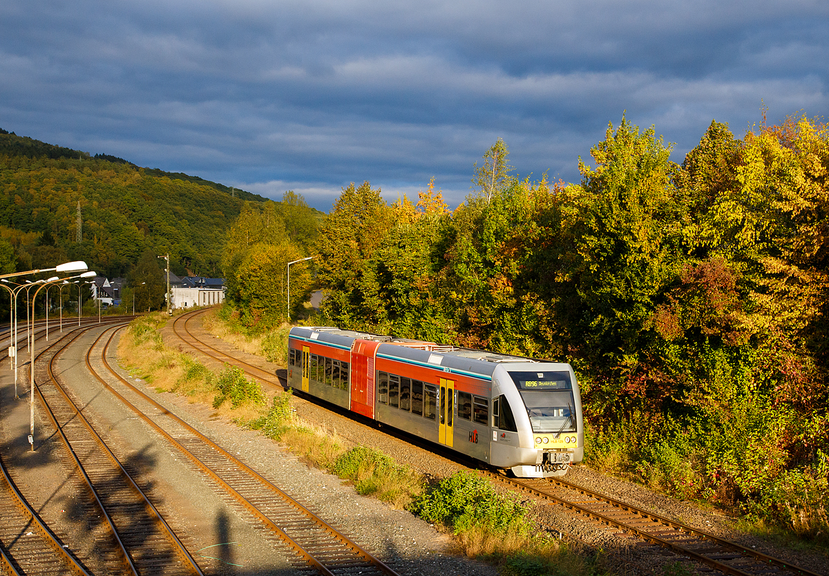 
Bei einem solchen tollen Licht musste ich einfach einen Nachschuss machen....
Der Stadler GTW 2/6 HLB 129 bzw. VT 526 129 (95 80 0946 429-7 D-HEB / 95 80 0646 429-0 D-HEB / 95 80 0946 929-6 D-HEB) der HLB (Hessische Landesbahn GmbH) fährt am 05.10.2016 von Herdorf, als RB 96  Hellertalbahn  (Betzdorf - Herdorf - Neunkirchen), weiter nach Neunkirchen (Siegerland). 

Der Stadler GTW 2/6 wurde 2001 von Deutsche Waggonbau AG (DWA) in Bautzen (heute Bombardier) unter der Fabriknummer 526/011 gebaut und an die HLB geliefert.
