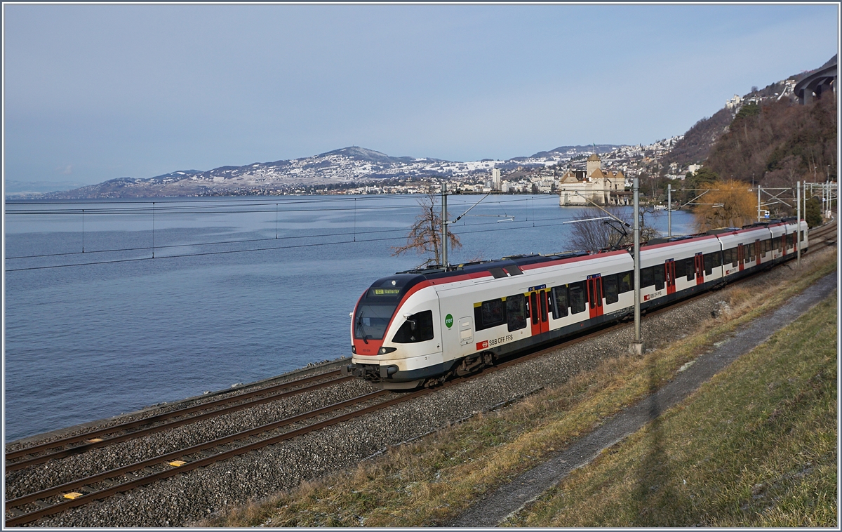 Bei klarem Wetter mit eienr guten Weitsicht erreicht ein SBB RABe 523 in Kürze sein Ziel Villeneuve.
29. Dez. 2017