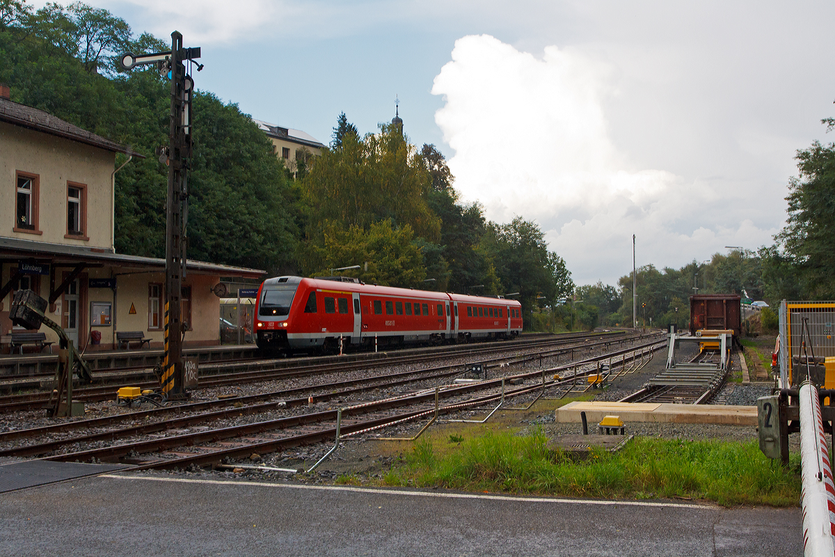 
Bei leichtem Regen fährt am 20.09.2014 der  RegioSwinger  ein Dieseltriebzug mit Neigetechnik 612 138 / 612 638 DB Regio als RE 25  Lahntalexpress  Gießen - Wetzlar - Limburg (Lahn) - Koblenz Hbf durch Weilburg - Löhnberg.