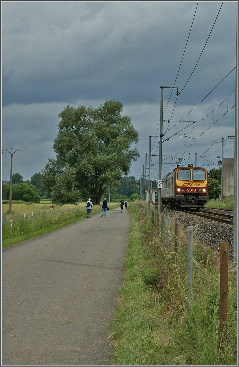 Bei Lintgen ist der CFL Z2 2010 auf der Fahrt Richtung Mersch. 

15. Juni 2013