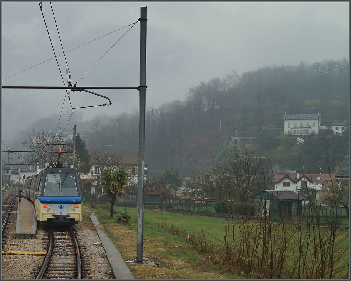 Bei Masera kreuzte unser  Centovalli-Express  den  Treno Panoramic Vigezzo Vision , welcher hier zu sehen ist.
22. März 2014