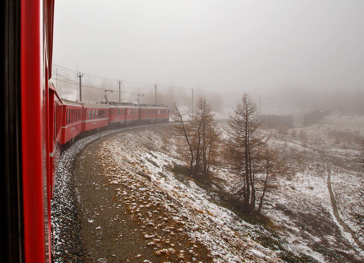 Bei Nebel.....
Gef�hrt von den beiden RhB ABe 4/4 III Triebwagen Nr. 54  Hakone  und 53  Tirano  f�hrt am 02.11.2019 unser RhB Regionalzug nach Tirano, von Ospizio Bernina in Richtung Alp Gr�m.
