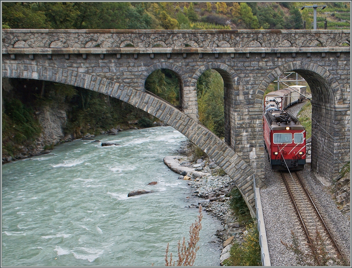 Bei Neubrück schüpft ein Güterzug durch die  Neue Brücke .
30. Sept. 2014