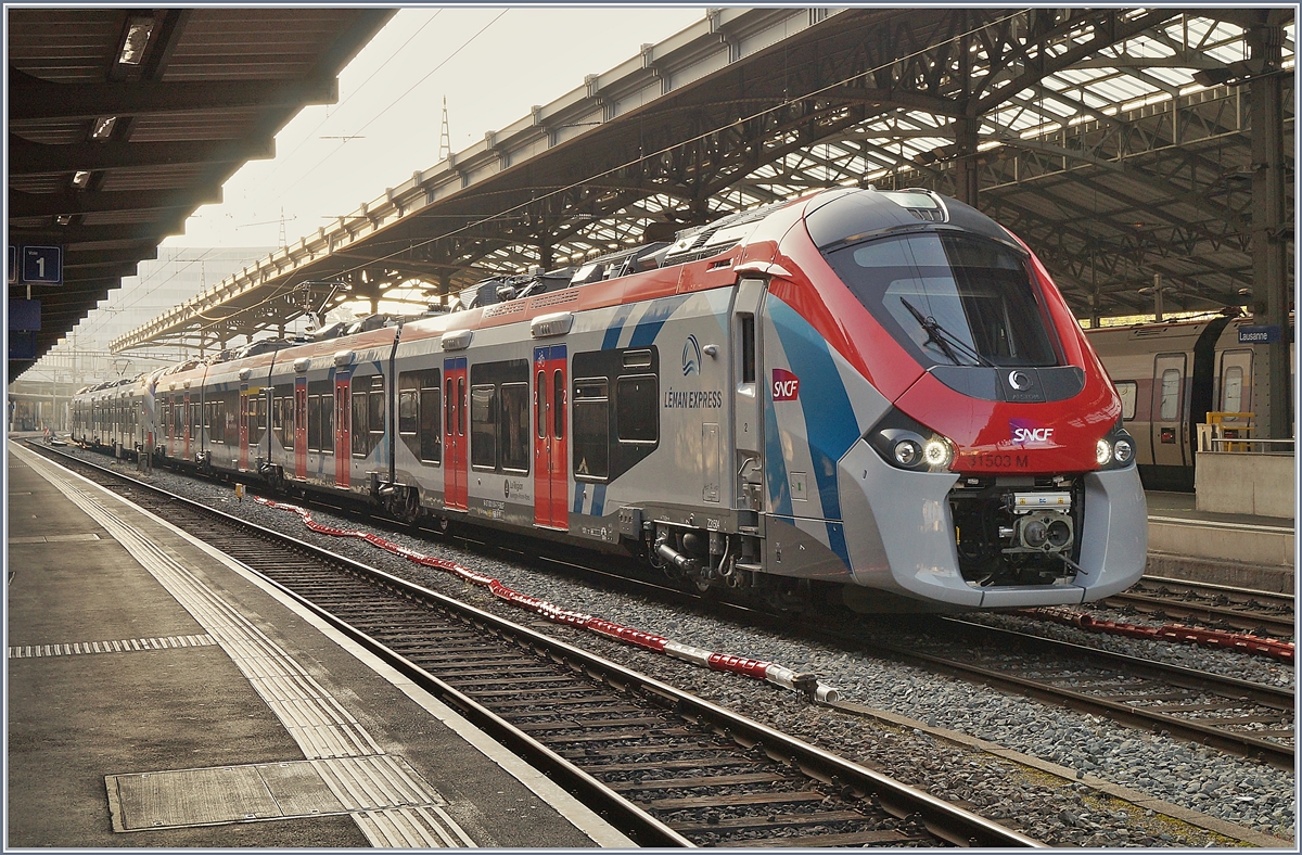 Bei den Probefahrten de SNCF Z 315003 M Coradia Polyvalent régional tricourant waren heute die beiden Garnituren andersrum gereiht, so dass ich mit einem Gegenlichtbild Vorlieb nehmen musste, um den in LÉMAN EXPRESS Farben gehaltenen SNCF Z 31503 M (UIC 94 87 0031 503-9 F-SNCF) ablichten zu können. Die Bildbearbeitung war dann ein Balance Akt zwischen Aufhellen und dem Versuch die Fahrleitung nicht verschwinden zu lassen.

1. Mai 2019