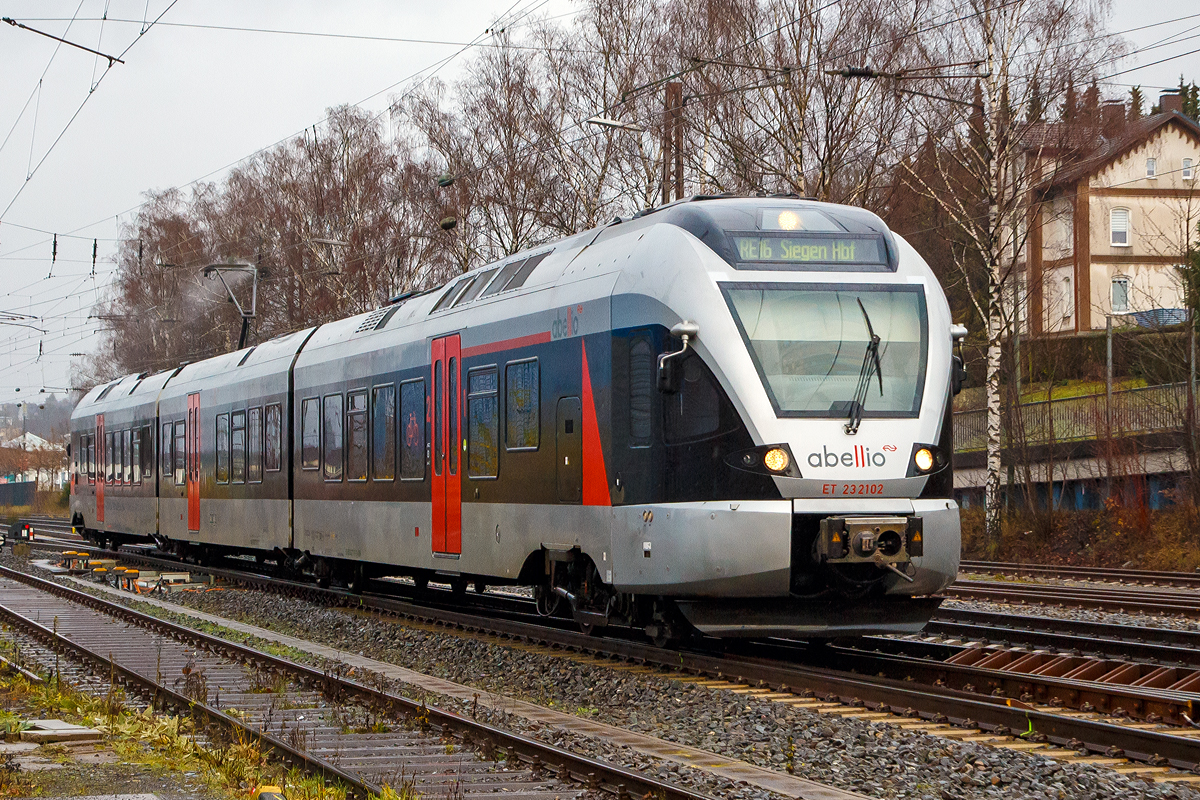 
Bei Regen....
Der ET 23 2102  Märkischer Kreis  (ex ET 23 002), ein 3-teiliger Stadler FLIRT der Abellio Rail NRW GmbH, fährt am 08.12.2018  als RE 16  Ruhr-Sieg-Express  (Essen - Hagen - Siegen) von Kreuztal weiter in Richtung Siegen. 