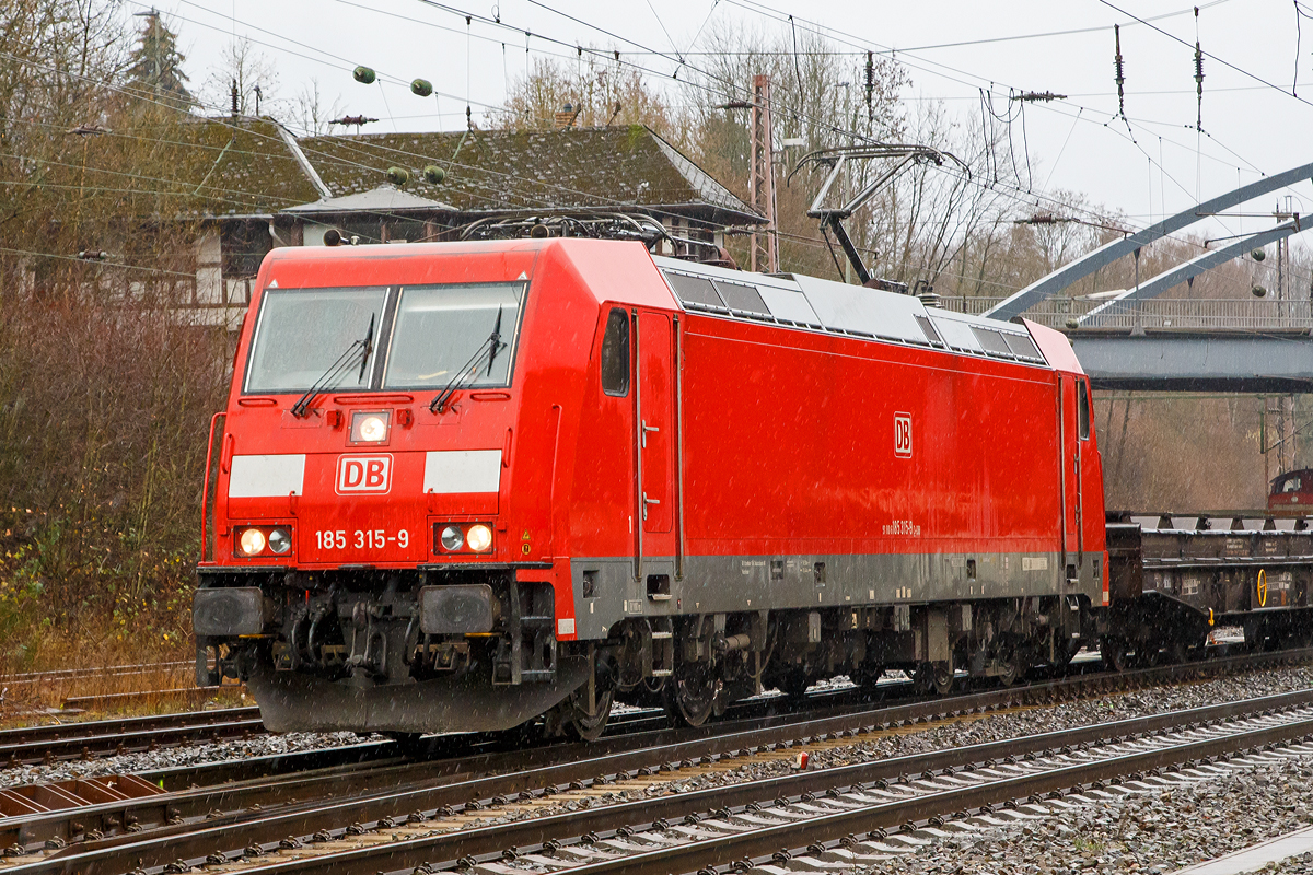 
Bei Regen....
Portrait der DB Cargo 185 315-9 (91 80 6185 315-9 D-DB) die am 08.12.2018 bei Regen mit einem langen leeren Coilzug den Gbf Kreuztal in Richtung Hagen verlässt. 

Die TRAXX F140 AC2 wurde 2007 von Bombardier in Kassel unter der Fabriknummer 34183 gebaut.