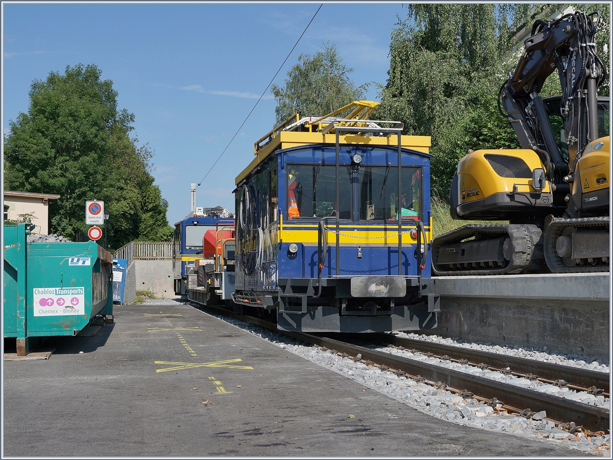 Bei der Umgestaltung des Bahnhofs von St-Légier blieb der in Richtung Châtel St-Denis führende Gleisstumpen erhalten und wurde sogar aufwändig saniert, um hier weitehrhin Fahrzeuge abstellen zu können.

St-Légier, den 26. Juli 2019
