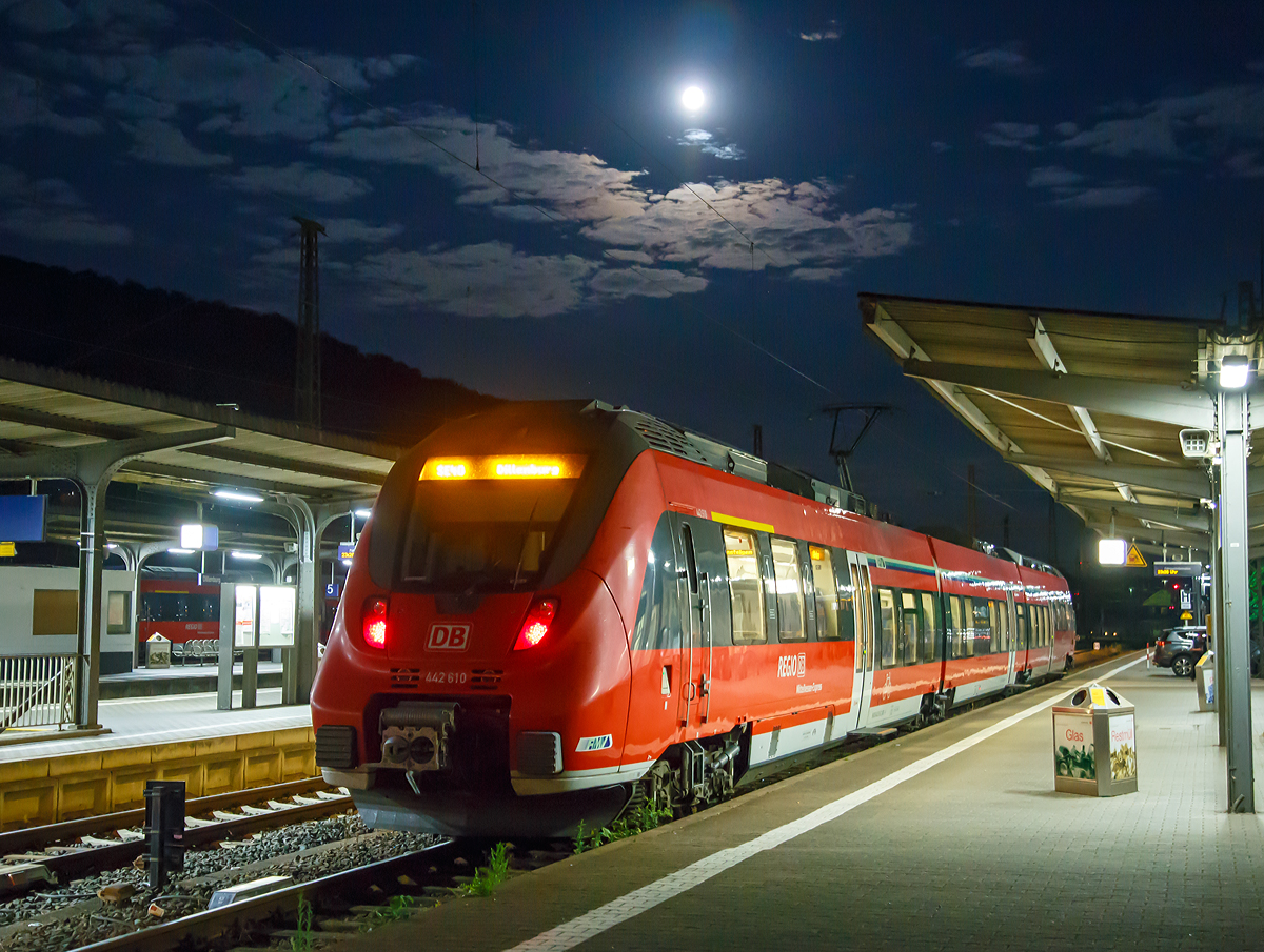 
Bei Vollmond.....
Mit ihm bin ich von Frankfurt nach Dillenburg gefahren, nun steht er wieder für die Gegenrichtung bereit. Der dreiteilige Bombardier Talent 2 (442 110 / 442 610) der DB Regio seht, als  SE 40  Mittelhessen-Express  (Dillenburg - Gießen - Frankfurt Hbf), bei Vollmond am 01.07.2015 im Bahnhof Dillenburg bereit.

Die Aufnahme machte ich aus der Hand.