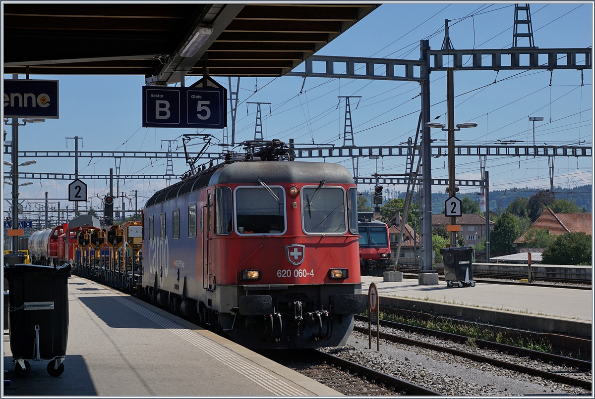 Bei Warten auf unseren Zug nach Lausanne, fuhr die Re 620 060-4 in Biel/Bienne durch.
18. August 2017